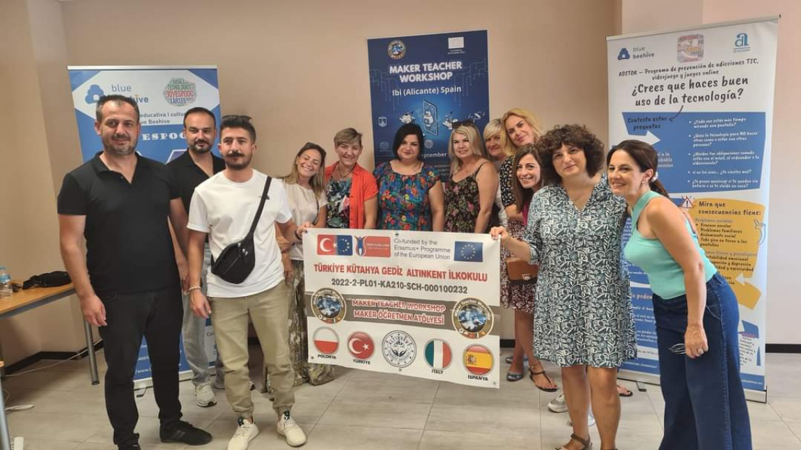 Maker Teacher Workshop isimli Erasmus+ KA210SCH projemizin İspanya hareketliliğini başarıyla tamamladık ve sertifikalarımızı aldık...